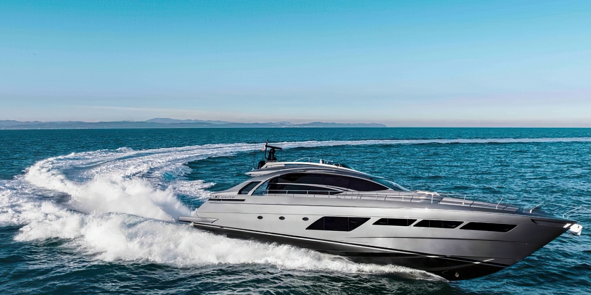 Продается моторная яхта PERSHING 8X 2022г.